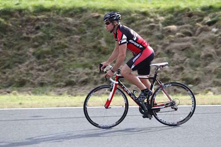 Karl Muggeridge auf seinem Ghost-Rennrad