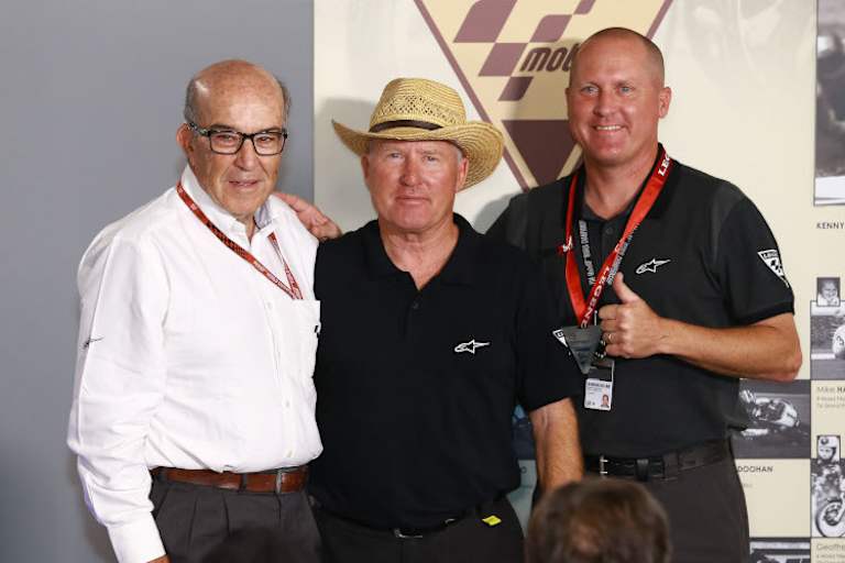 Carmelo Ezpeleta mit Kenny Roberts und Kenny Roberts jr.