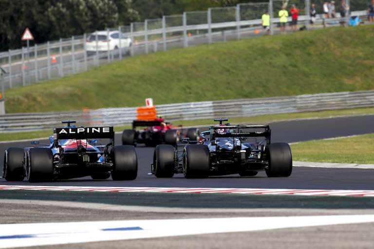 Alonso gegen Hamilton in Ungarn, der Spanier mit geschlossenem, der Brite mit flachgestelltem Flügel