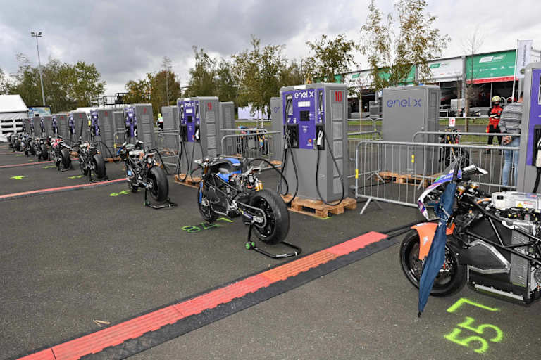 Die MotoE-Bikes beim Auftanken