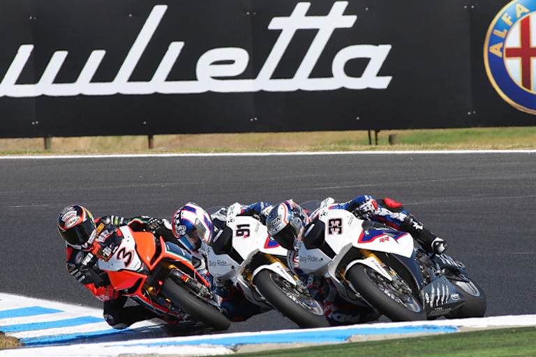 Max Biaggi (3) führt in der WM überlegen