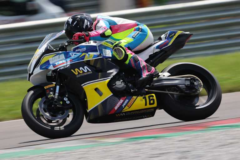 Lucy Michel auf der Yamaha R7