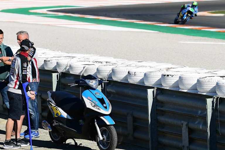 Tom Lüthi beobachtet seinen Teamkollegen Franco Morbidelli an der Strecke