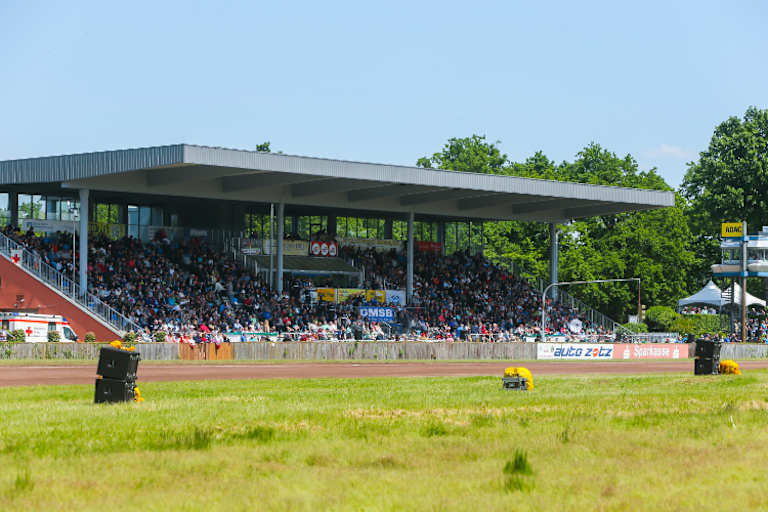 Die breite Auslaufzone auf der Sandbahn in Herxheim konnte Peter Maurer nicht retten