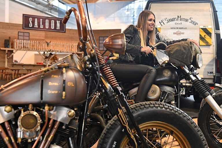 Sandra und Mac Fröhlich vom McSands Motor Shop bauen auf der Schrauberbühne einen Knuckle Bobber auf 