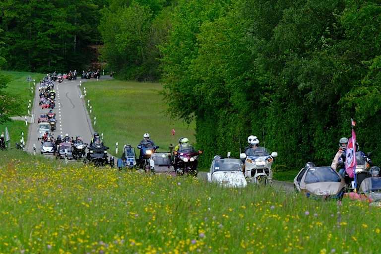 Beeindruckend: Der Konvoi von mehr als 3000 Motorrädern
