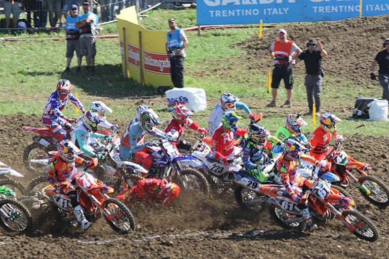 Ebenso unvergesslich: Favorit Jeremy Seewer wird im Startgetümmel umgefahren und startet danach eine sensationelle Aufholjagd