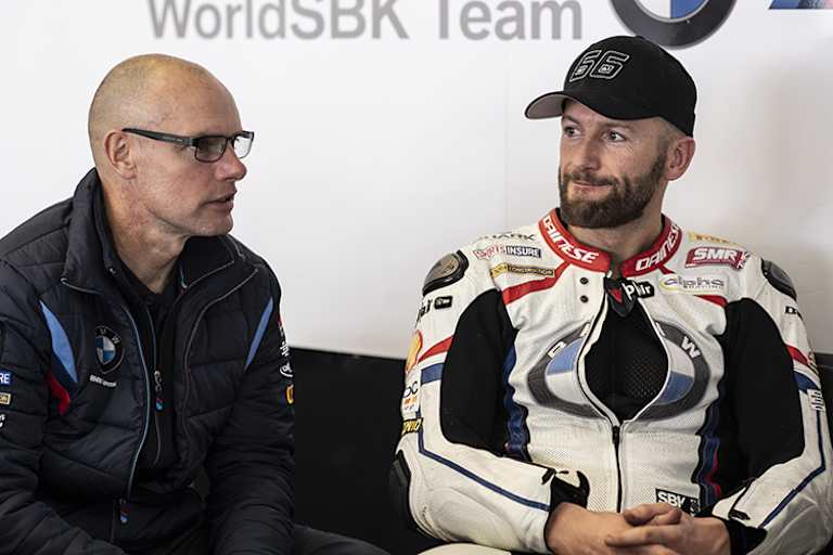BMW-Werksfahrer Tom Sykes (re.)