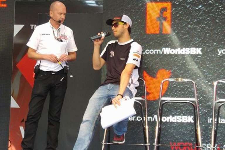 Moderator Michael Hill (li.) sorgt für beste Unterhaltung