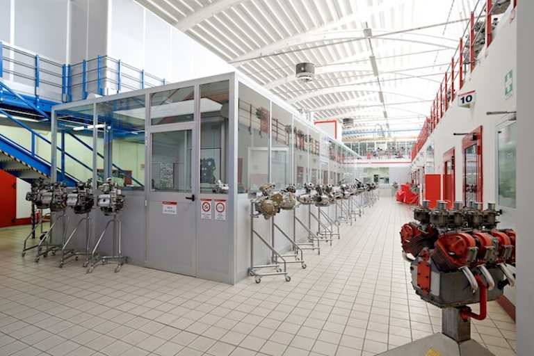 Ehrenplatz für den nie zum Einsatz gekommenen Motor