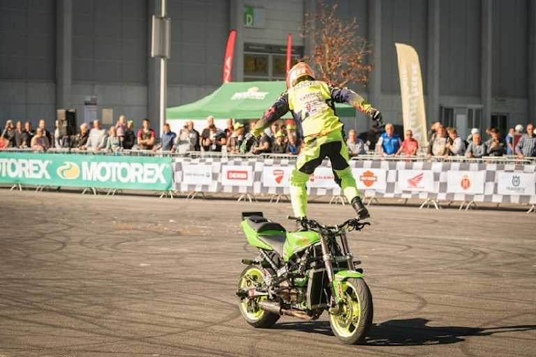 Nicht nur schön präsentierte Serienmotorräder wurden geboten, sondern auch jede Mange Action auf zwei Rädern