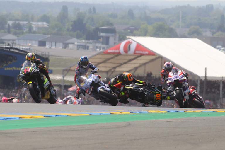 Alex Márquez (hier mit Luca Marini in Le Mans) stürzte auch schon zwölf Mal