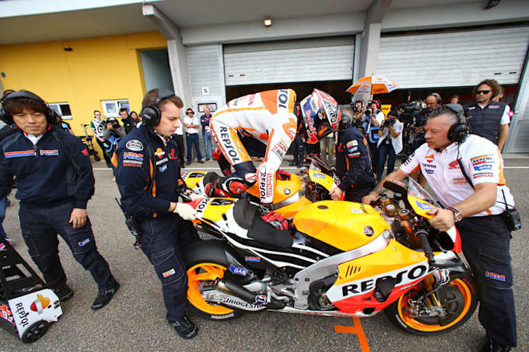 Kurz vor dem Rennstart wechselte Marc Márquez sein Bike