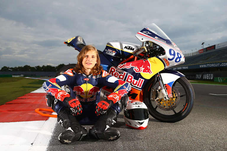 Markenzeichen lange Haare: Karel Hanika dominiert 2013 den Rookies Cup