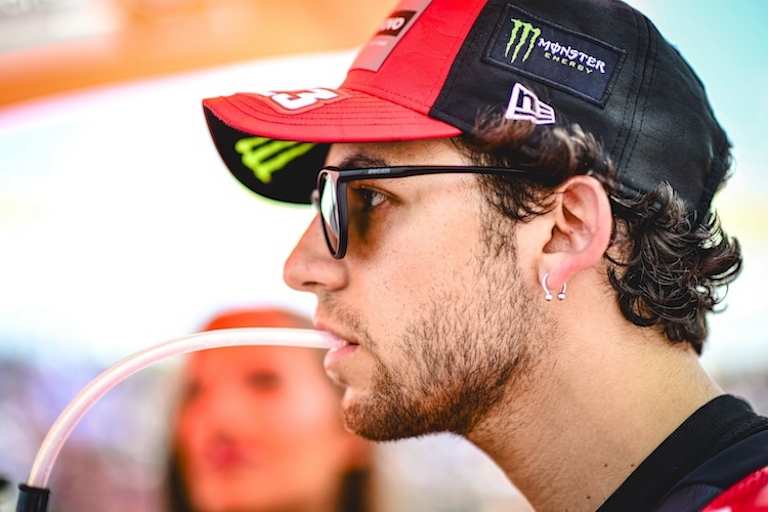 Fix: Enea Bastianini wechselt für 2025 als Werksfahrer von Rot zu Orange