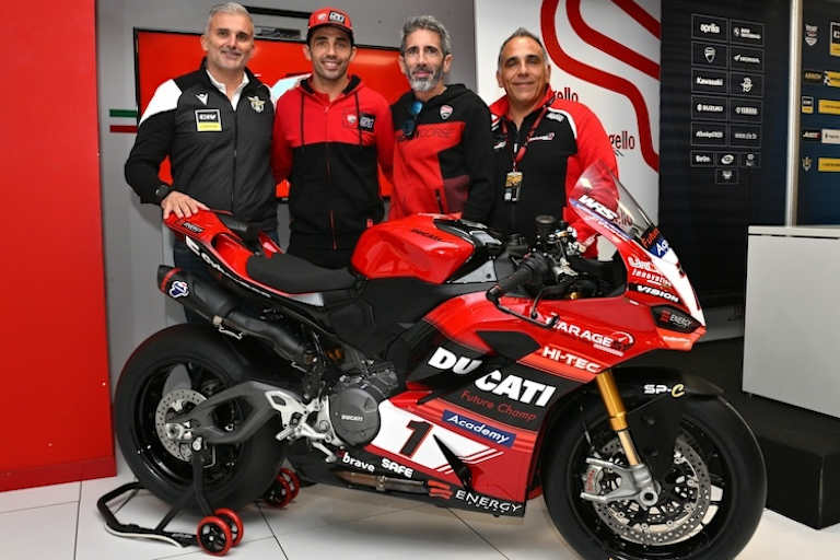 Ducati-Testpilot Michele Pirro (2. v. l.) unterstützt die jungen Talente
