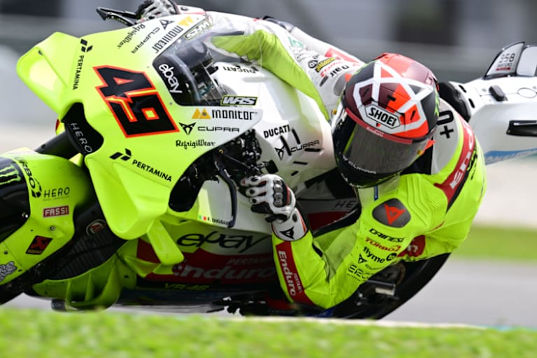 Nicht nur das Motorrad ist auffällig, auch der Helm von Diggia