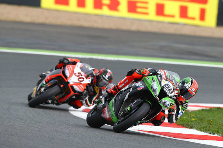 Kawasaki-Pilot Tom Sykes (66) liegt auch in der Gesamtwertung vor Sylvain Guintoli (Aprilia)