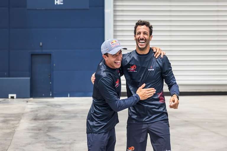 Marc Márquez und Daniel Ricciardo hatten viel Spass bei ihrem Alinghi-Besuch
