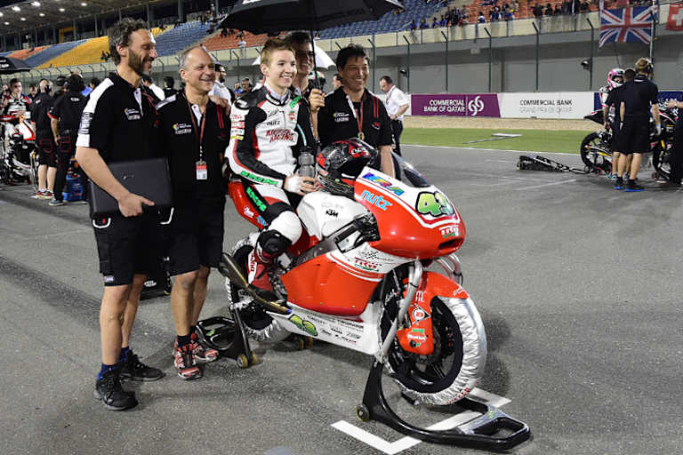 Luca Grünwald (re. Teammanager Stefan Kiefer) vor dem Start des Katar-GP