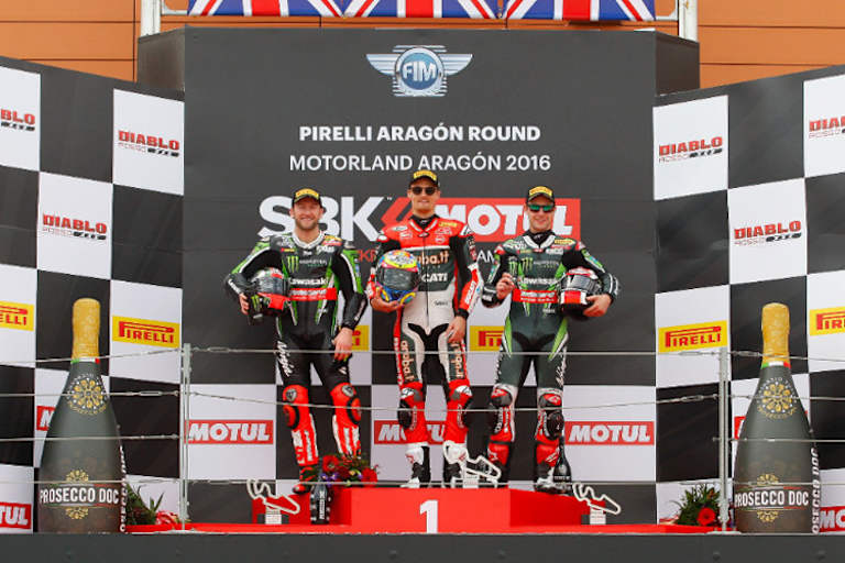 Die Top-3 des zweiten Rennens (v.l.): Tom Sykes, Chaz Davies, Jonathan Rea