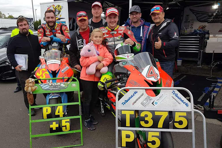 Nico Müller (re.), David Datzer und das D&M Roadracing Team