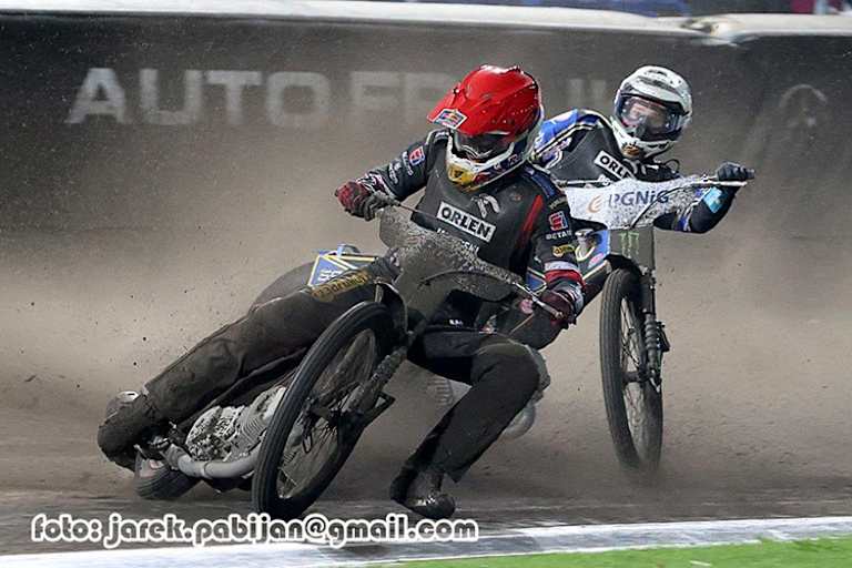 Maciej Janowski (verdreckt) fuhr hinterher