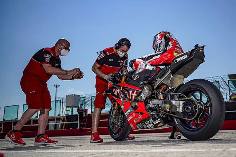 Auch an der frischen Luft: Alle tragen Masken