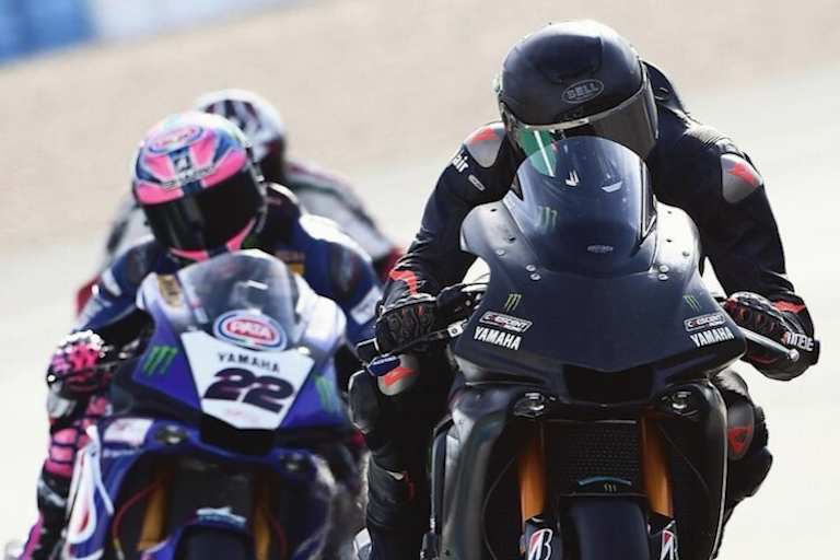 Lewis Hamilton wagte sich in Jerez auf der Yamaha R1 in Superbike-Konfiguration auf die Piste 