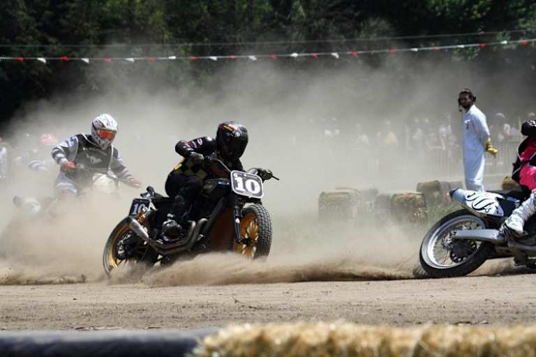 Flattrack-Racing im Stadien El Rollo. Dieses Jahr am Start: Eine von der Schweizer Customschmiede Young Guns vorbereitete Indian 