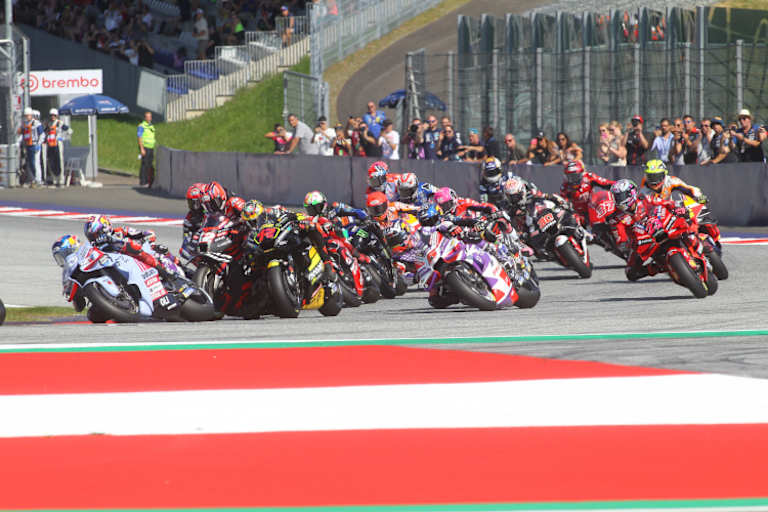 In der Startkurve des Sprints kam es zur Massenkollision