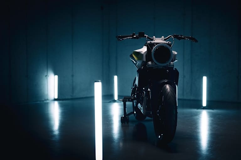 Bereits ist zu erkennen, dass sich die Husqvarna-Designer alle Mühe gaben, damit die E-Pilen nicht aussieht wie ein unförmiger Klotz