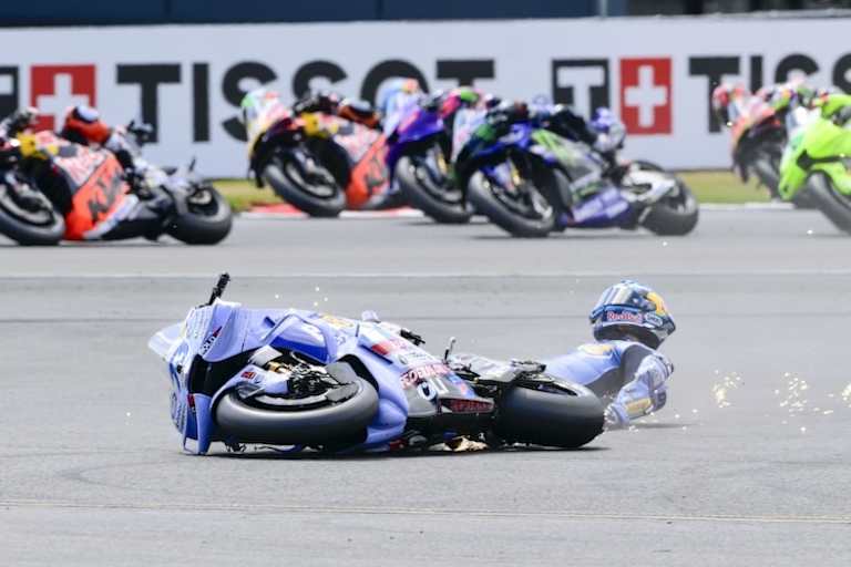 Gefährliche Situation beim ersten Start: Alex Marquez stürzte in Kurve 1, weil ihm das Vorderrad einklappte