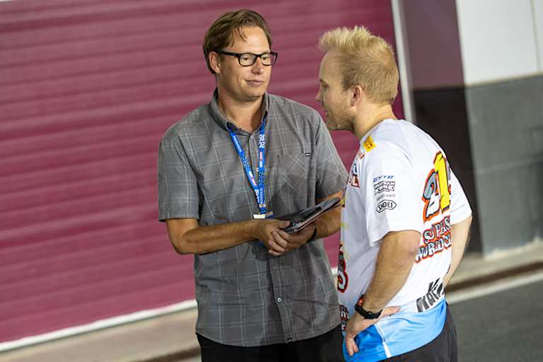 SPEEDWEEK-Redakteur Ivo Schützbach (li.) im Gespräch mit Teamchef Vesa Kallio