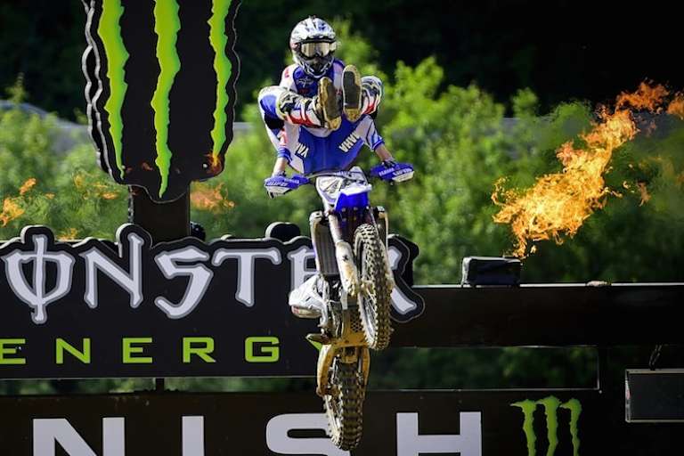 Mit einem kleinen Kuntstück springt Romain Febvre dem Tagensieg entgegen