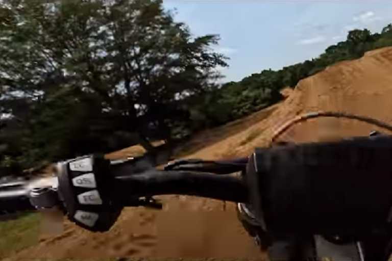 Für ein Motocross-Motorrad ziemlich viele Schalter beim linken Lenkergriff