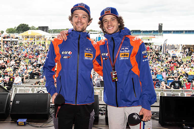 Philipp Öttl mit Marco Bezzecchi (re.)