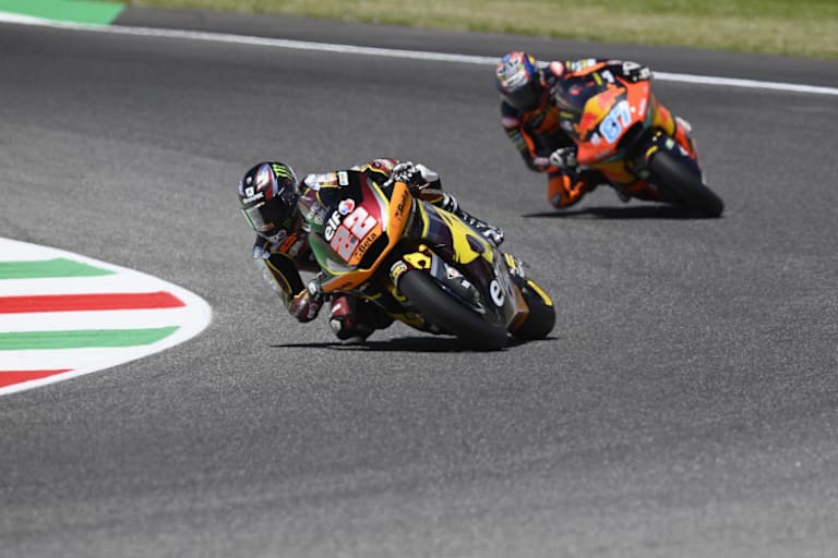 Sam Lowes vor dem späteren Sieger Remy Gardner