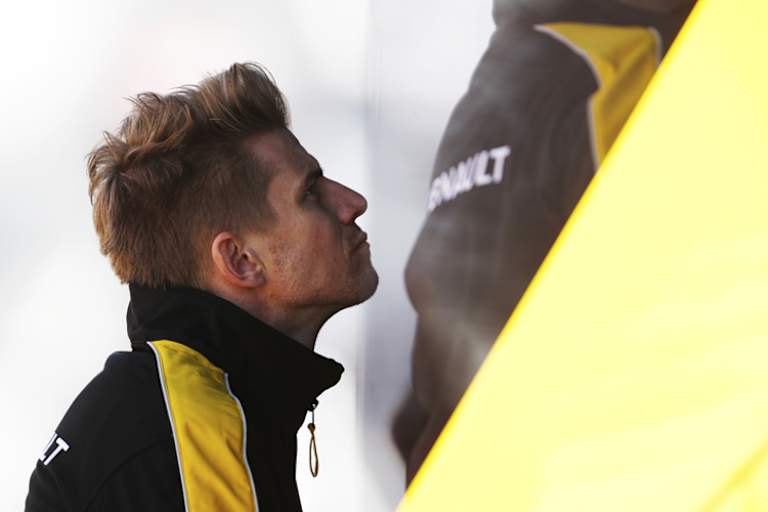 Nico Hülkenberg schaute auch seinem Teamkollegen Jolyon Palmer aufmerksam zu