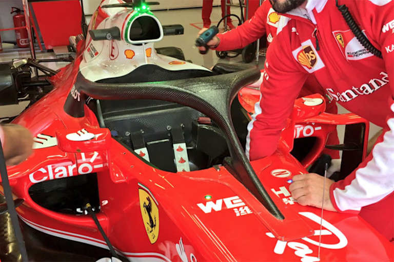 Der anders geformte Halo am Ferrari