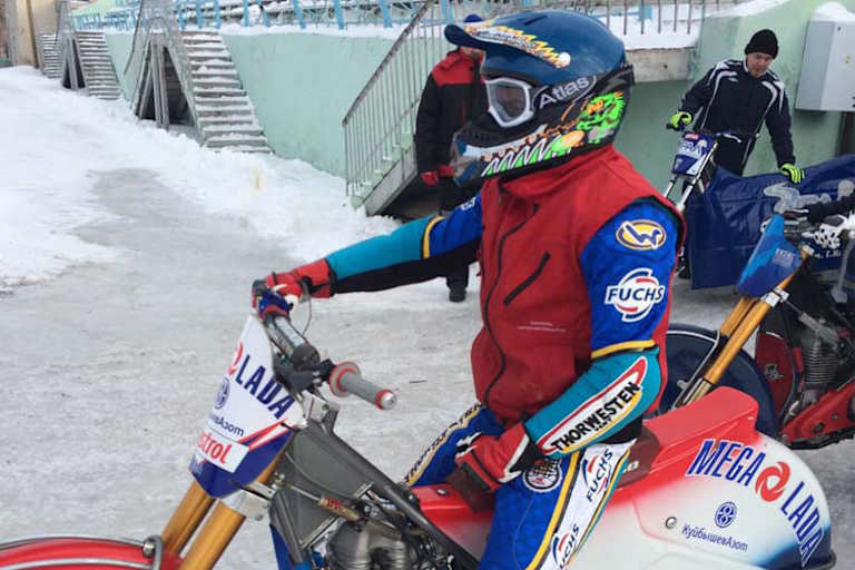 Luca Bauer auf der «Wahnsinns-Karre» von Daniil Ivanov