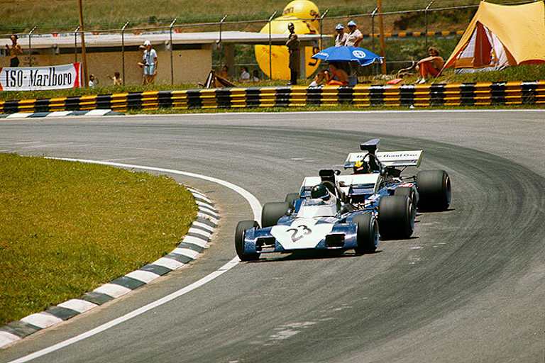 Der Brasilianer Luiz Pereira Bueno beim Grossen Preis von Brasilien 1973, hinten liegt Carlos Pace