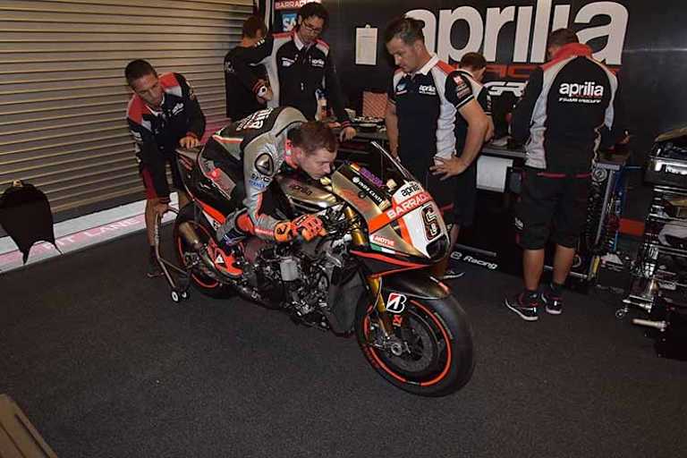 Das Aprilia-Team passte die RS-GP bereits an Bradls Bedürfnisse an