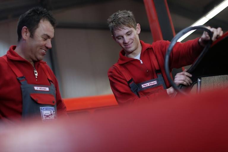 Wittmann und Vater Herbert in der Werkstatt