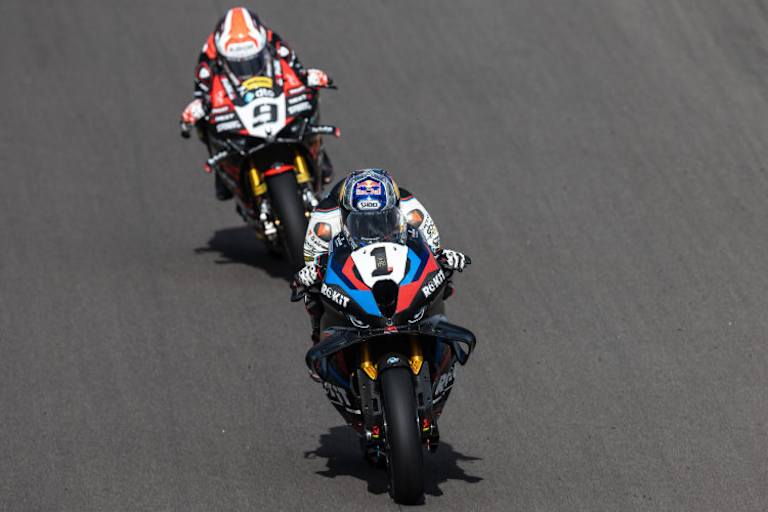 Ein Sinnbild: Toprak Razgatlioglu liegt vor Danilo Petrucci