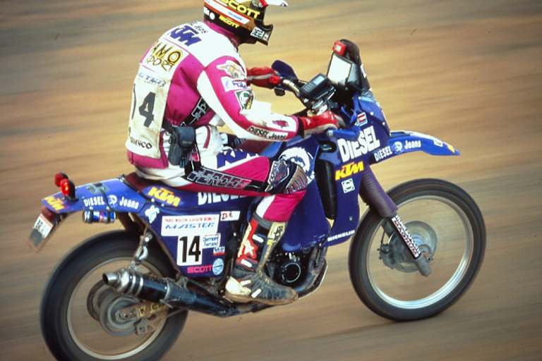 1995: Kinigadner auf der Rallye Paris-Moskau-Peking – die Red-Bull-Dose ist am Heck mit dabei!