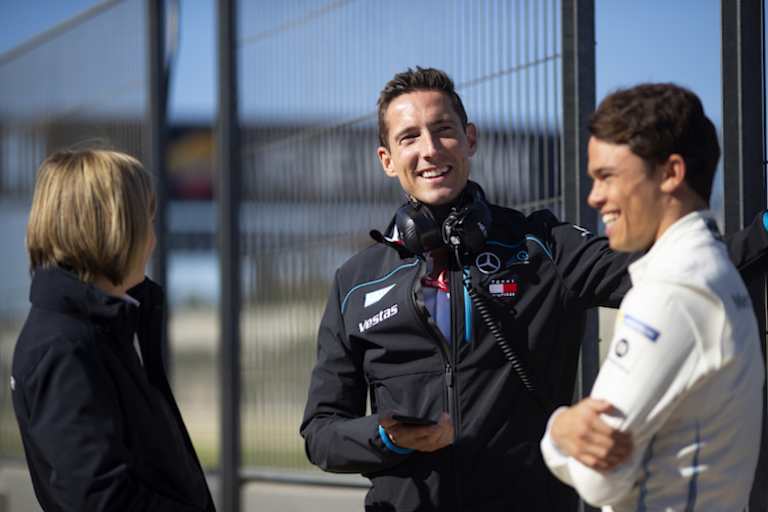 Mercedes-FE-Teamchef Ian James (Mitte)