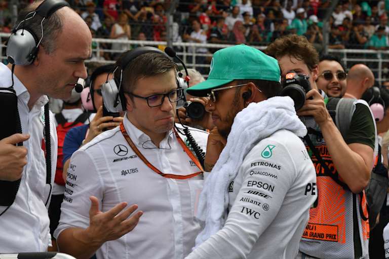 Peter Bonnington (Mitte) mit Lewis Hamilton