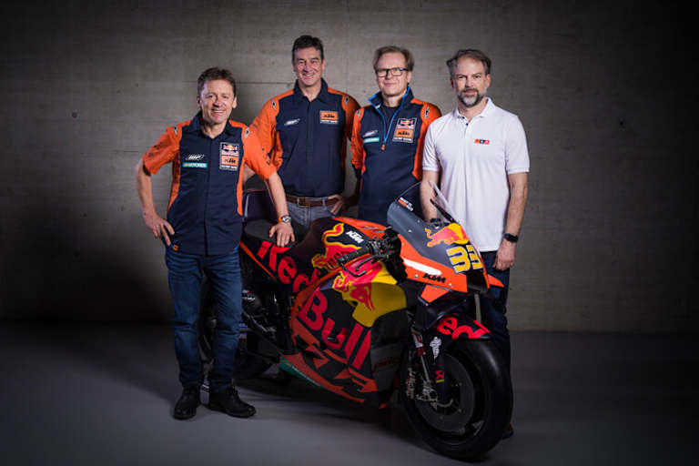 Mike Leitner mit Kurt Trieb, Wolfgang Felber und Jens Hainbach vor der KTM RC16