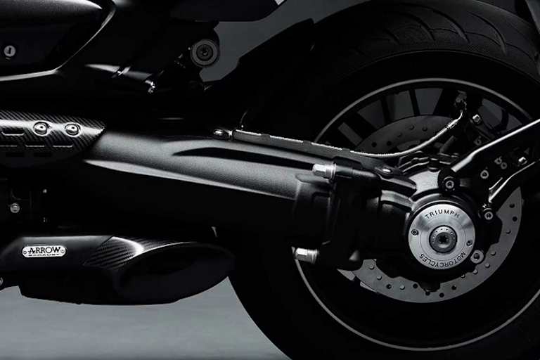 Teil des TFC-Leistungspakets: Arrow-Auspuffanlage mit einem Endstück links und zweien rechts